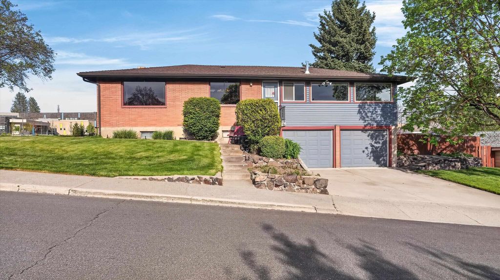 Photo of 2337 W Longfellow Ave, Spokane, WA 99205 (MLS # 202616293)
