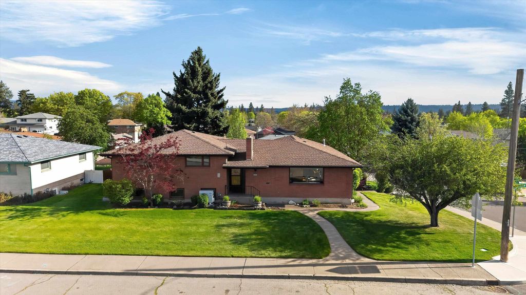 Photo of 2337 W Longfellow Ave, Spokane, WA 99205 (MLS # 202616293)