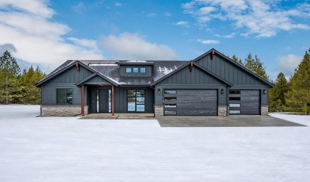 Photo of 826 W Slaton Ln, Deer Park, WA 99006 (MLS # 202610783)