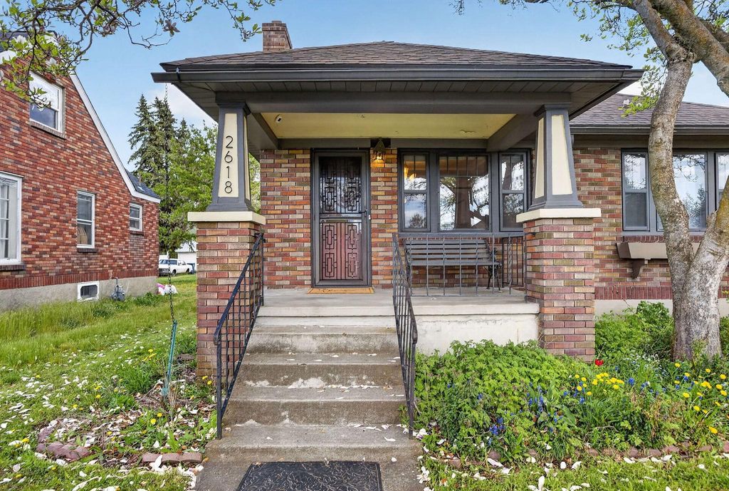 Photo of 2618 N HOWARD St, Spokane, WA 99205 (MLS # 202616312)