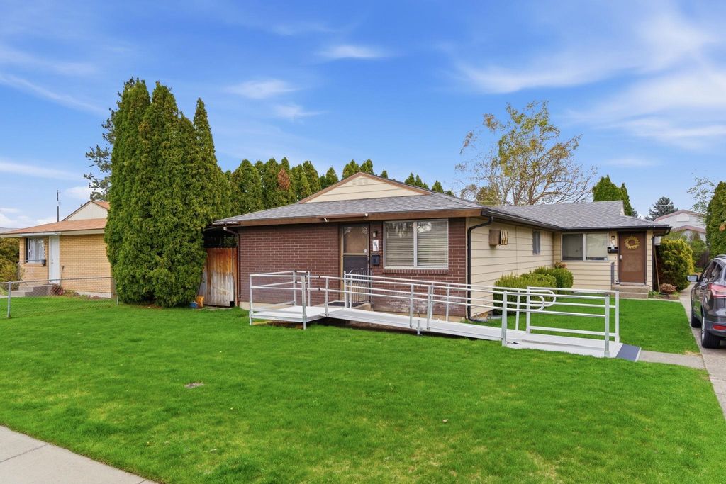 Photo of 7018 / 7020 N Wiscomb St, Spokane, WA 99208 (MLS # 202615691)