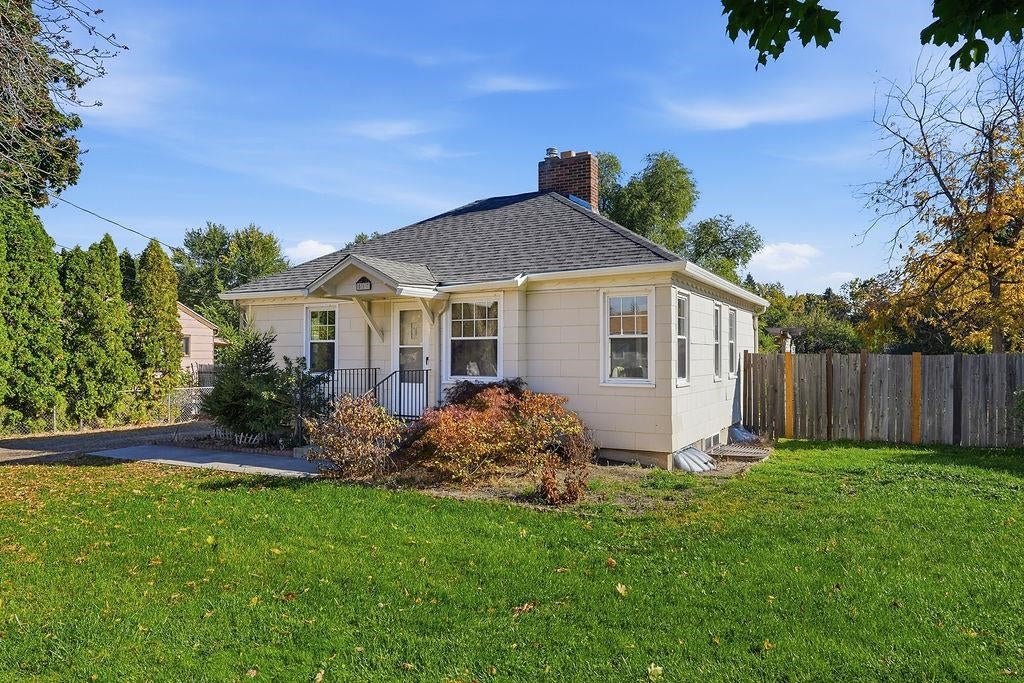 Photo of 517 S Bowdish Rd, Spokane Valley, WA 99206 (MLS # 202625763)