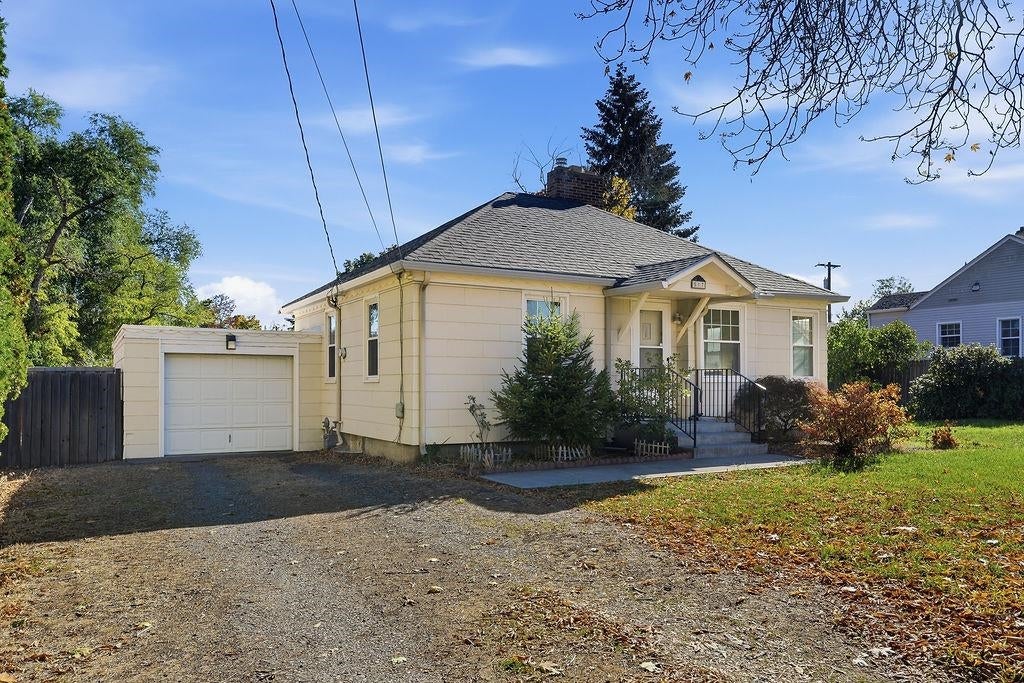 Photo of 517 S Bowdish Rd, Spokane Valley, WA 99206 (MLS # 202625763)