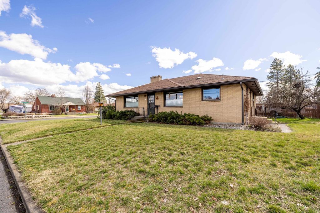 Photo of 337 W Wabash Ave, Spokane, WA 99205 (MLS # 202615793)