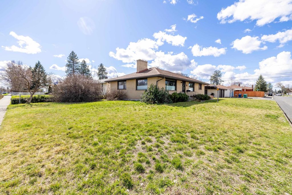 Photo of 337 W Wabash Ave, Spokane, WA 99205 (MLS # 202615793)