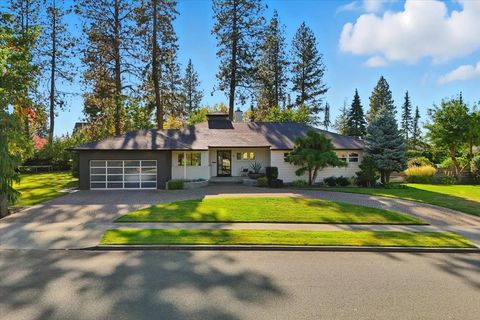 Photo of 11 W 40th Ave, Spokane, WA 99203 (MLS # 202614365)