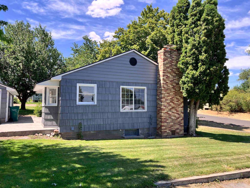 Photo of 403 W Chestnut St, Almira, WA 99103 (MLS # 202525562)