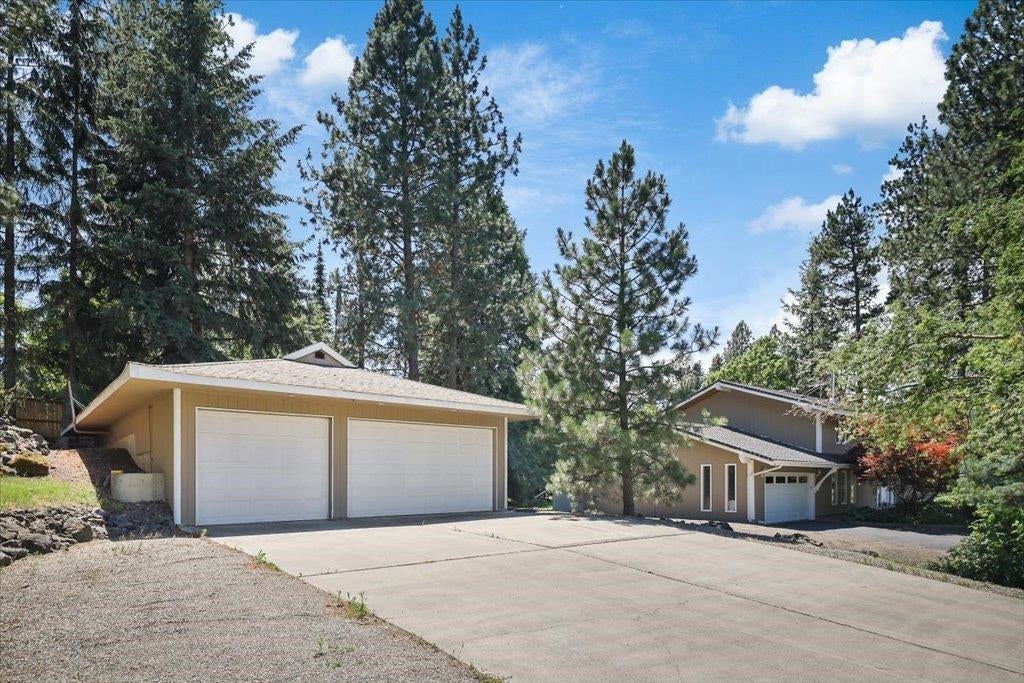 Photo of 1728 E Rockwood Blvd, Spokane, WA 99203 (MLS # 202622815)