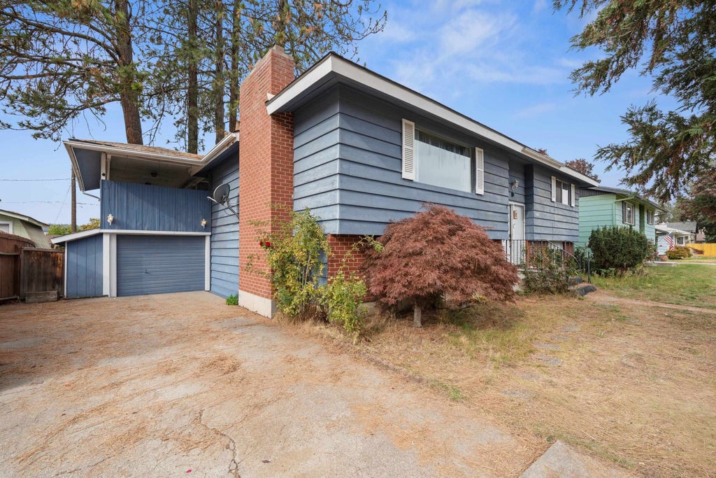 Photo of 6611 N Windsor St, Spokane, WA 99208 (MLS # 202626177)