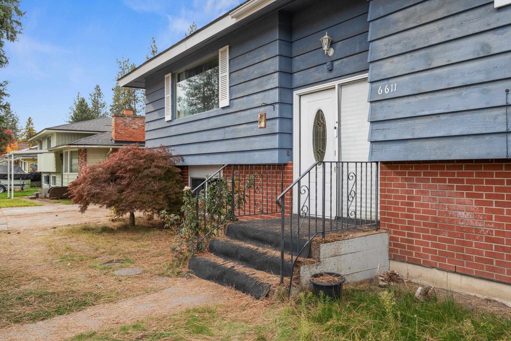 Photo of 6611 N Windsor St, Spokane, WA 99208 (MLS # 202626177)