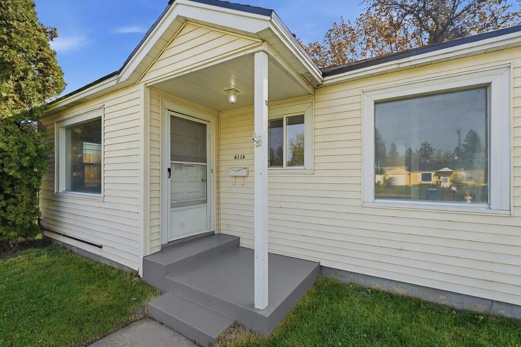 Photo of 6116 N LINCOLN St, Spokane, WA 99205 (MLS # 202616574)