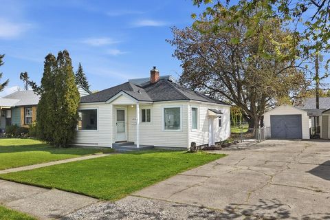 Photo of 6116 N LINCOLN St, Spokane, WA 99205 (MLS # 202616574)
