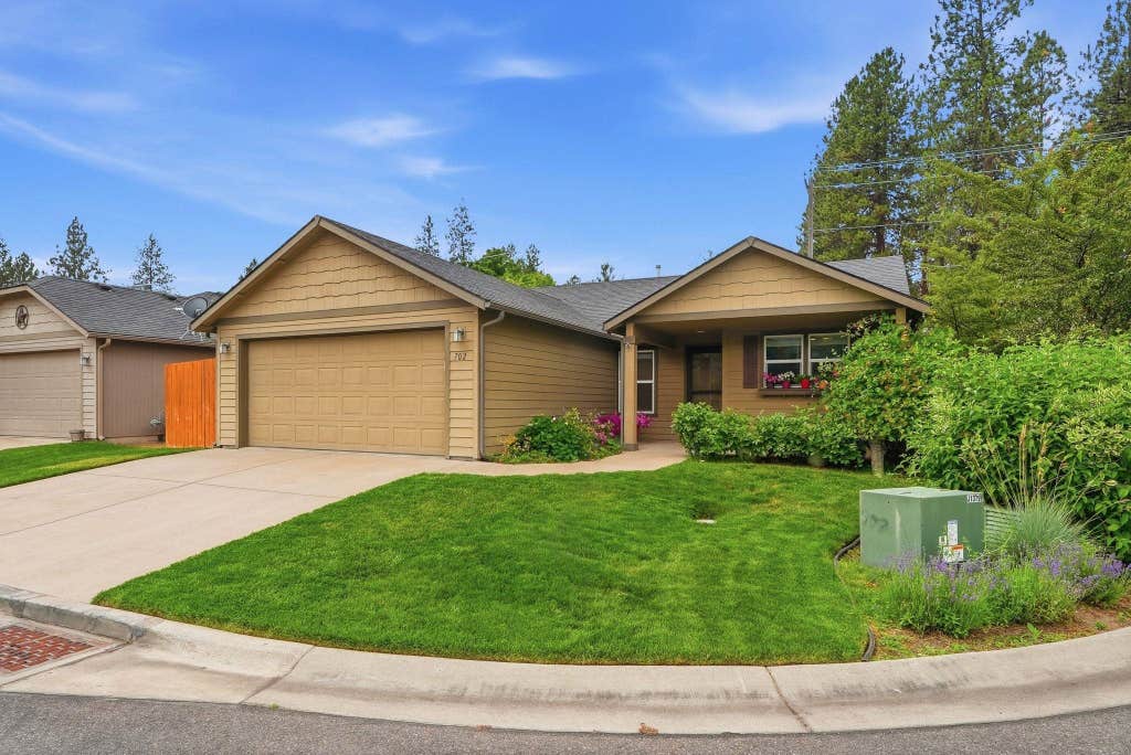 Photo of 702 S Edgerton Ln, Spokane Valley, WA 99212 (MLS # 202622235)