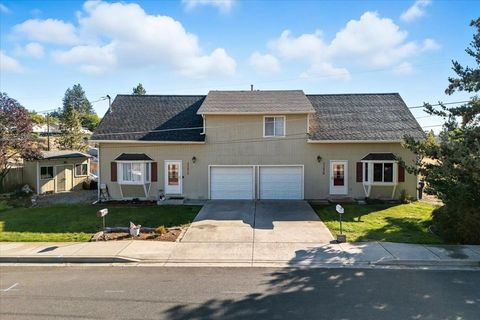 Photo of 3250 - 3252 N Ash Pl, Spokane, WA 99205 (MLS # 202525189)