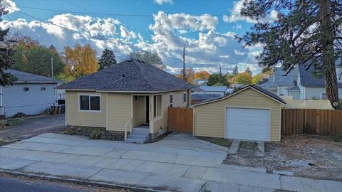 Photo of 2815 N Ash St, Spokane, WA 99205 (MLS # 202526091)