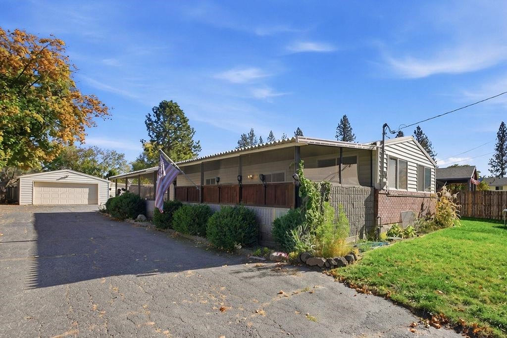 Photo of 1007 S Walnut Rd, Spokane Valley, WA 99206 (MLS # 202626149)