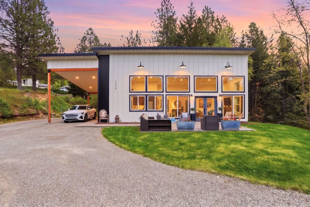 Photo of 5648 S Cree Dr, Spokane, WA 99206 (MLS # 202616204)