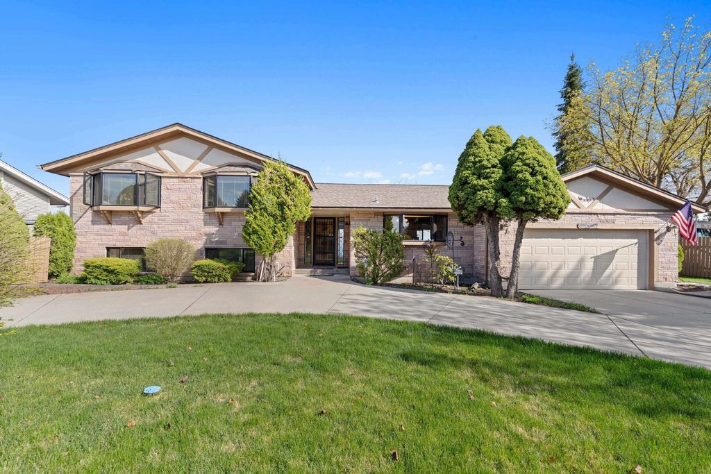 Photo of 7910 N Panorama Dr, Spokane, WA 99208 (MLS # 202616017)