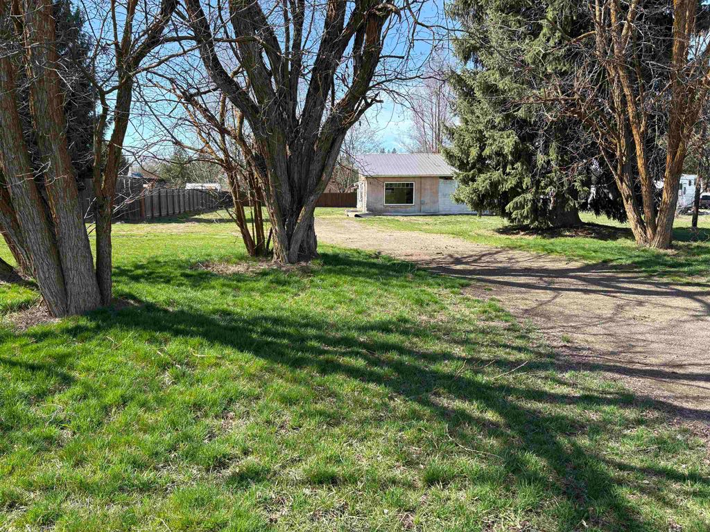 Photo of 107 N Fir St, Deer Park, WA 99006 (MLS # 202615506)