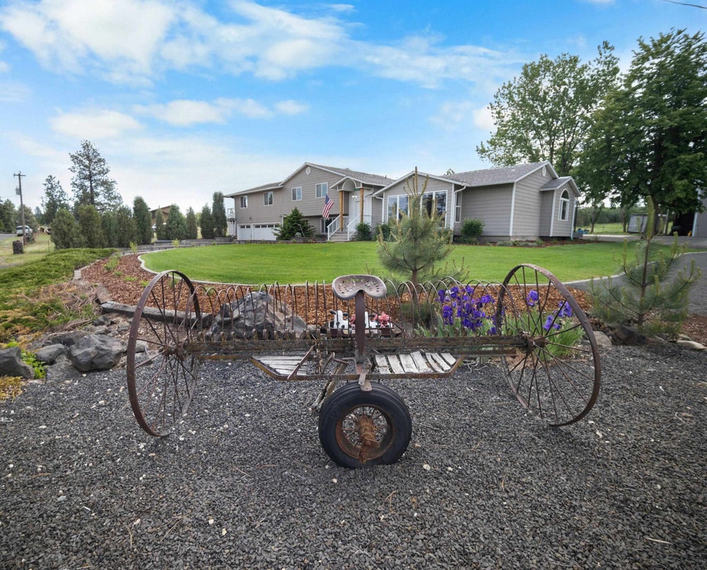 Photo of 10916 E Rinear Rd, Valleyford, WA 99036 (MLS # 202623469)