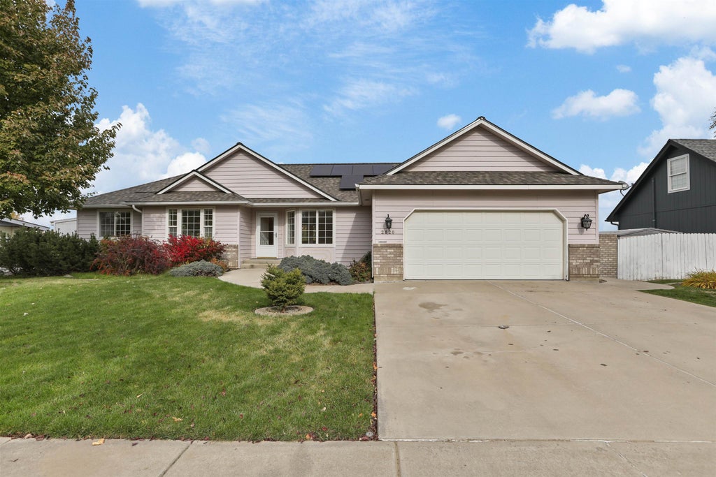 Photo of 2820 W Hawthorne Rd, Spokane, WA 99208 (MLS # 202626000)