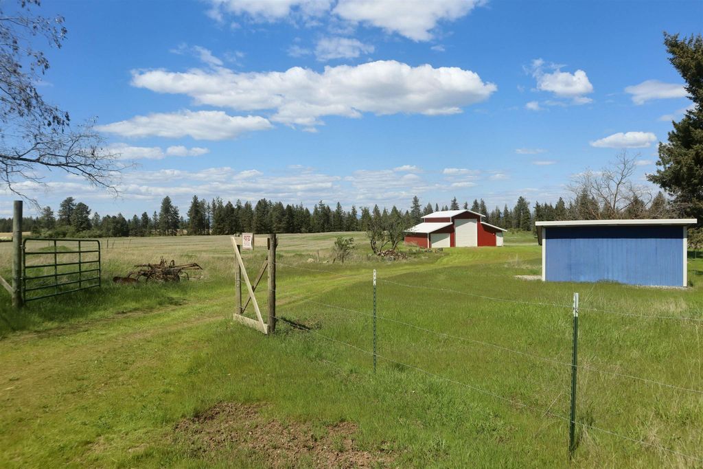 Photo of XXX Orchard Bluff Rd, Chattaroy, WA 99003 (MLS # 202616558)