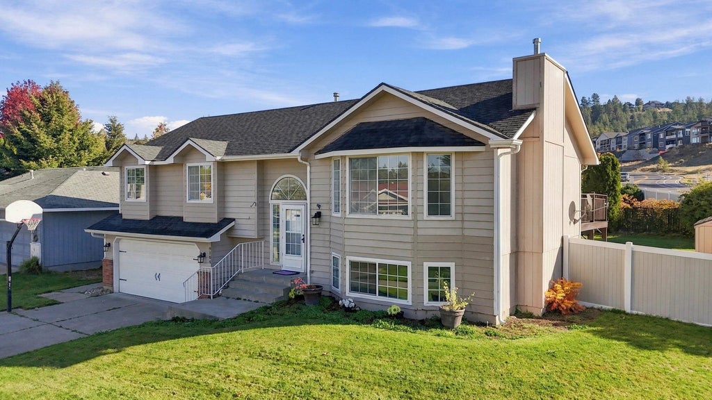 Photo of 9104 N Farmdale St, Spokane, WA 99208 (MLS # 202625903)