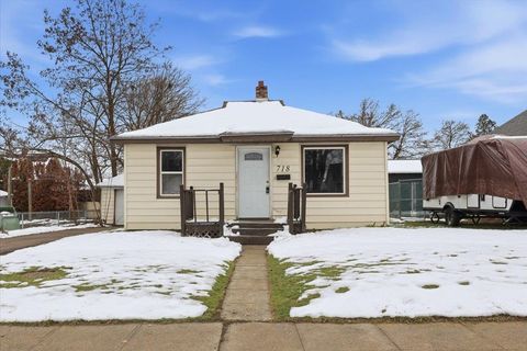 Photo of 718 E Queen Ave, Spokane, WA 99207 (MLS # 202613750)