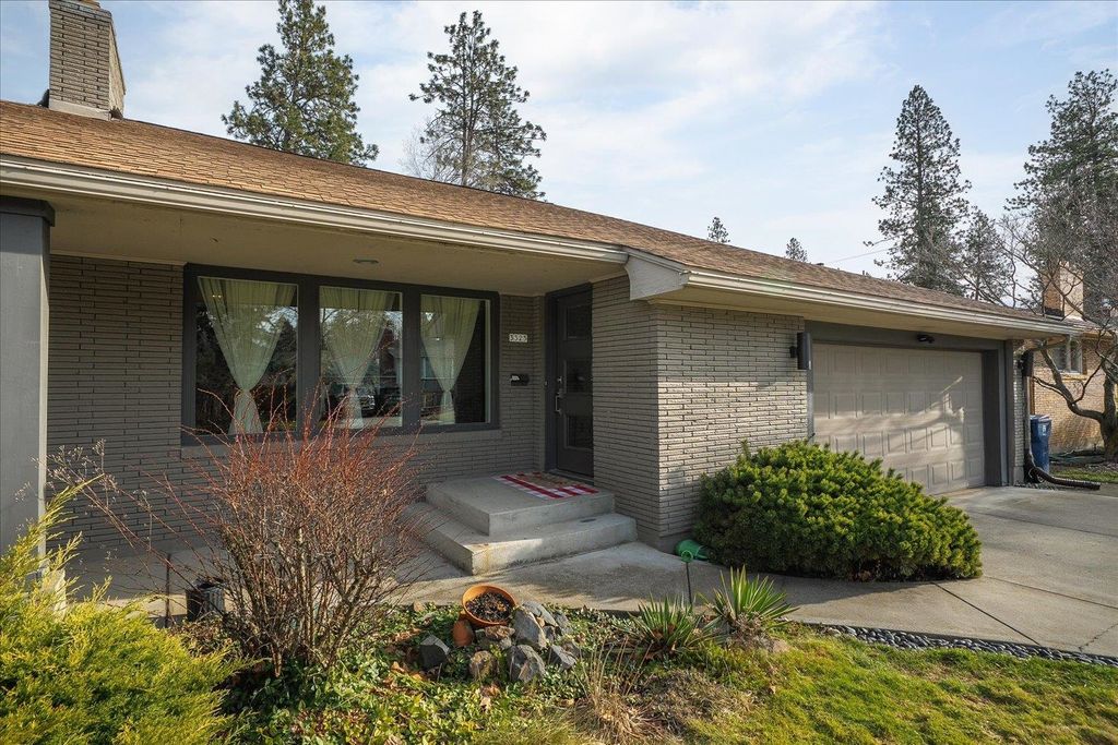 Photo of 3325 S Bernard St, Spokane, WA 99203 (MLS # 202610866)