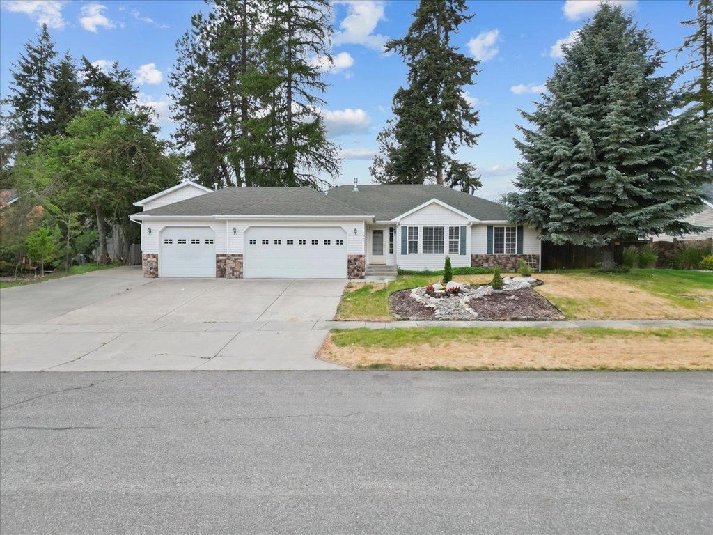 Photo of 9301 N Drawbridge Ct, Hayden, ID 83835 (MLS # 202519864)