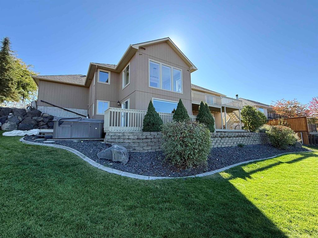 Photo of 11510 S Player Dr, Spokane, WA 99223 (MLS # 202525523)