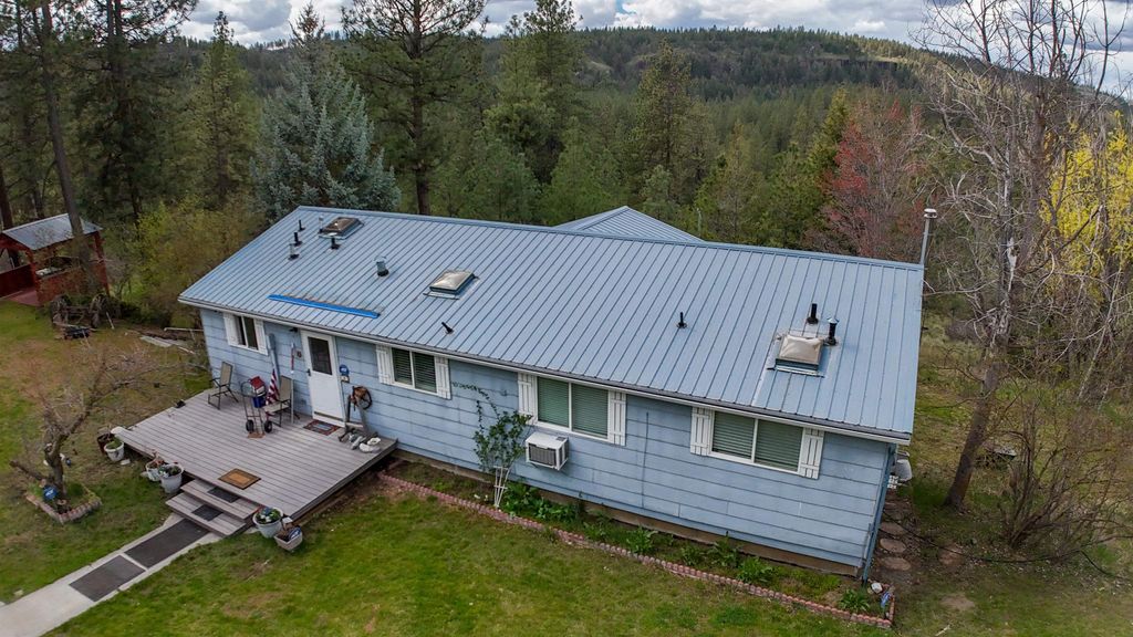 Photo of 15307 W Autumn Ln, Nine Mile Falls, WA 99026 (MLS # 202615641)