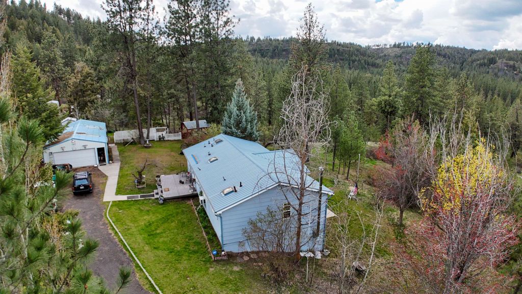 Photo of 15307 W Autumn Ln, Nine Mile Falls, WA 99026 (MLS # 202615641)