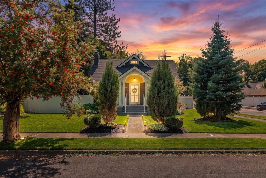 Photo of 3327 W Glass Ave, Spokane, WA 99205 (MLS # 202622847)