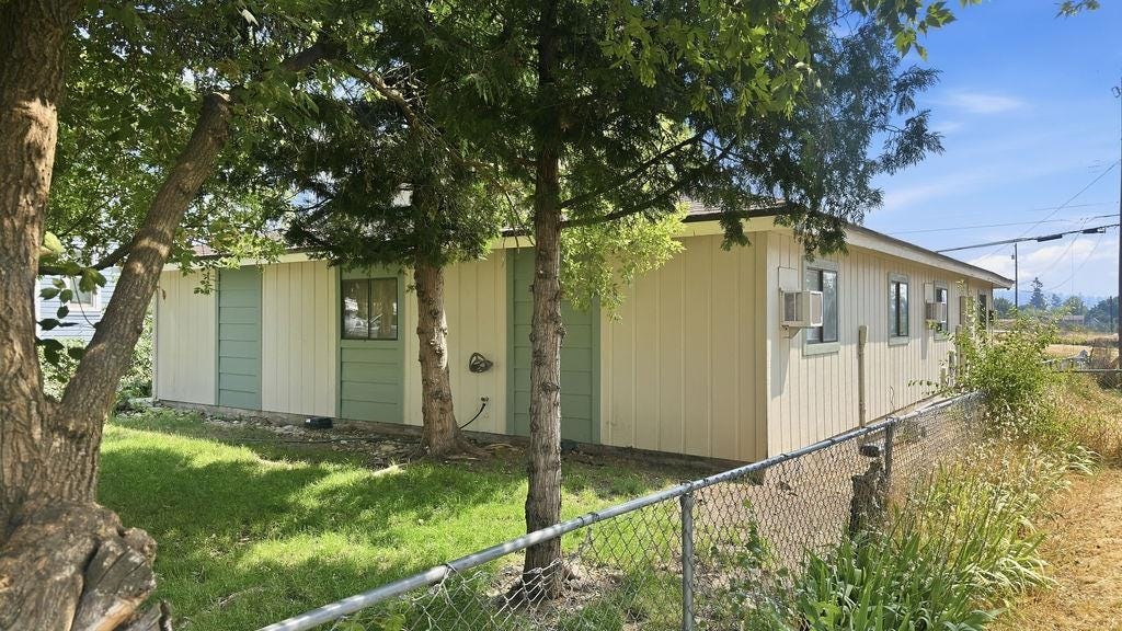 Photo of 1511 W Mission Ave, Spokane, WA 99201 (MLS # 202622297)