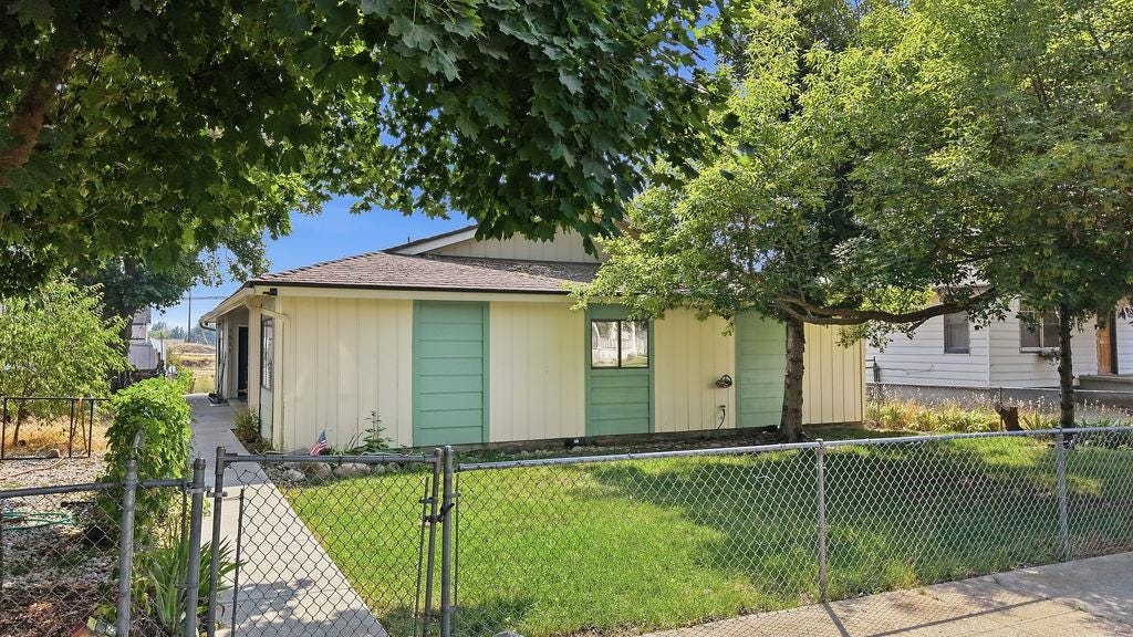 Photo of 1511 W Mission Ave, Spokane, WA 99201 (MLS # 202622297)