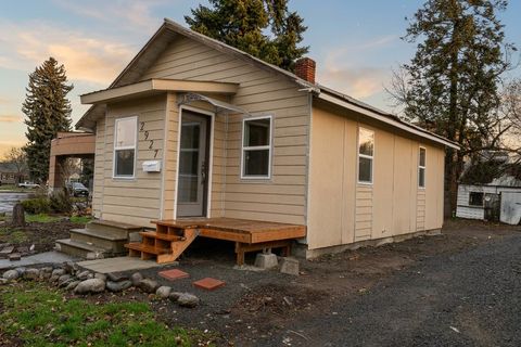 Photo of 2927 E MISSION Ave, Spokane, WA 99206 (MLS # 202613391)