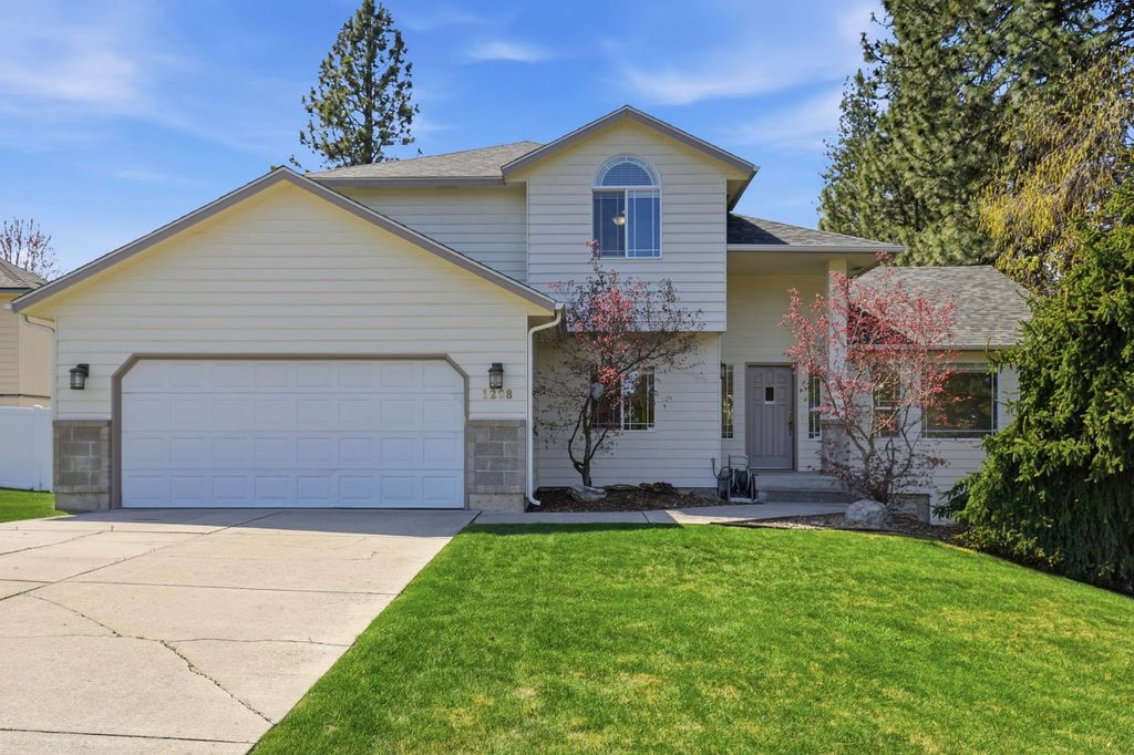 Photo of 1208 E MEAD St, Spokane, WA 99218 (MLS # 202615948)
