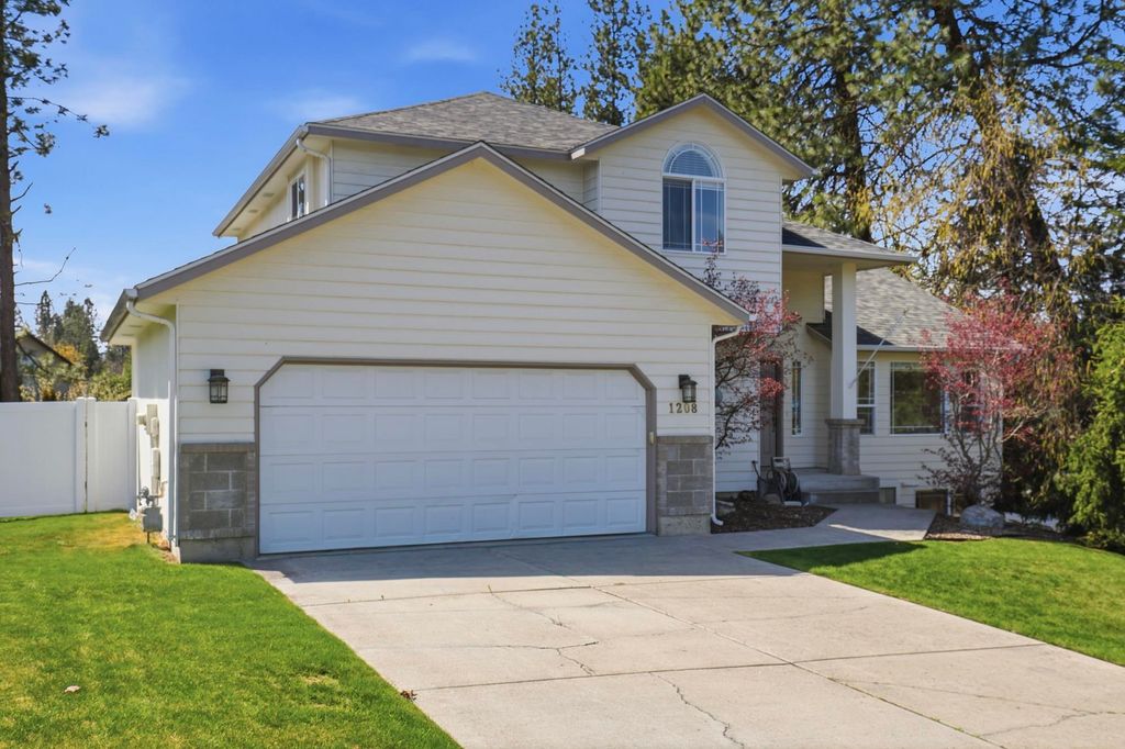 Photo of 1208 E MEAD St, Spokane, WA 99218 (MLS # 202615948)