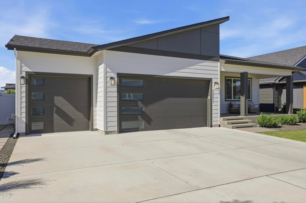 Photo of 20941 E Thompson Ave, Liberty Lake, WA 99019 (MLS # 202619221)