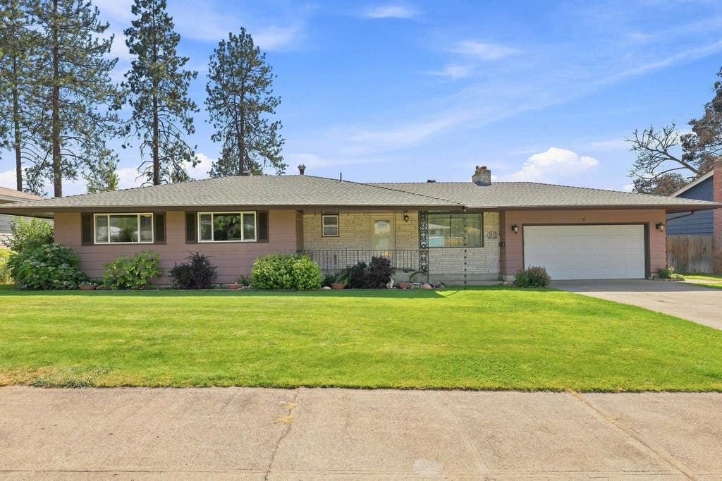 Photo of 3333 W Woodside Ave, Spokane, WA 99208 (MLS # 202622966)