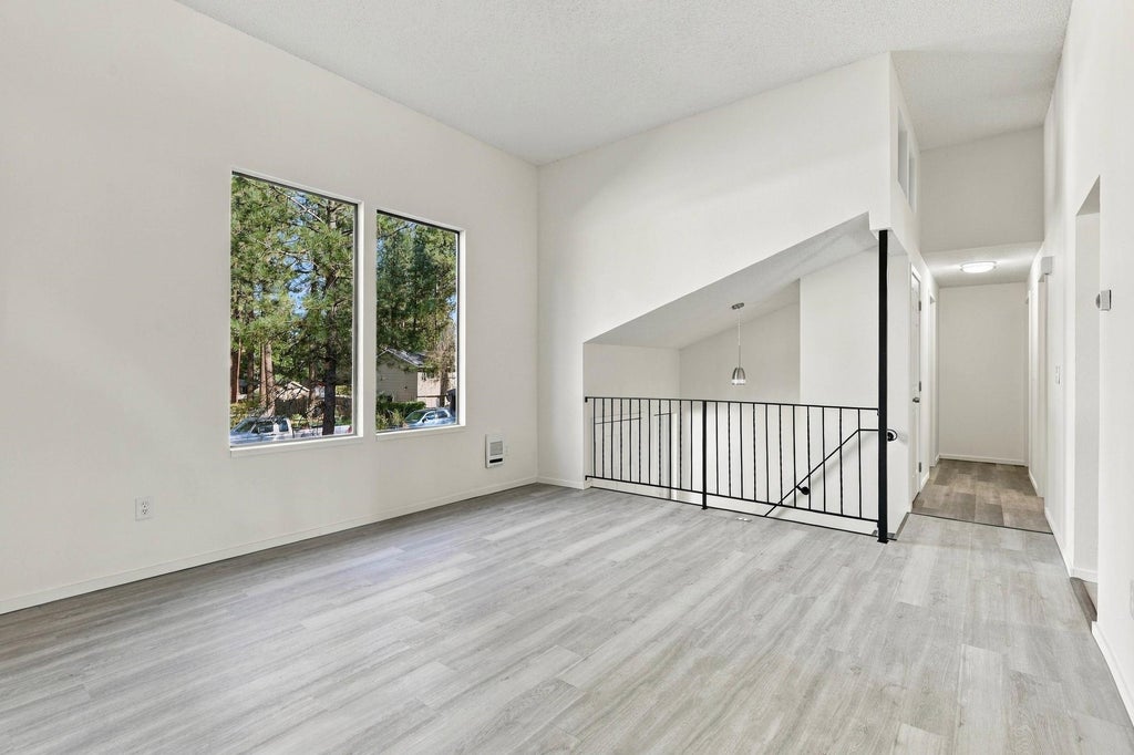 Photo of 924 E Bedivere Dr, Spokane, WA 99218 (MLS # 202625727)