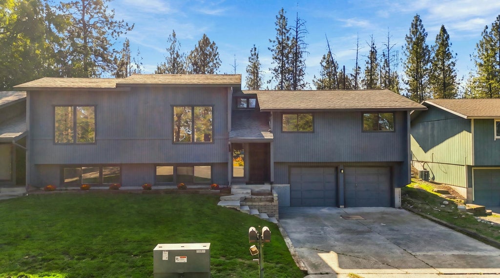 Photo of 924 E Bedivere Dr, Spokane, WA 99218 (MLS # 202625727)