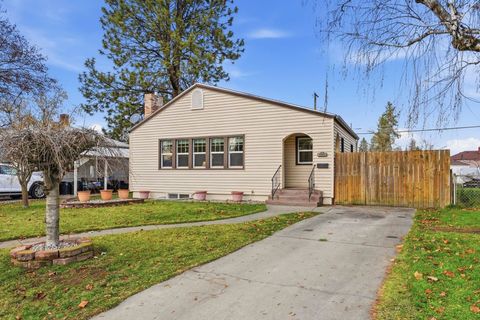 Photo of 1023 E Queen Ave, Spokane, WA 99207 (MLS # 202527560)