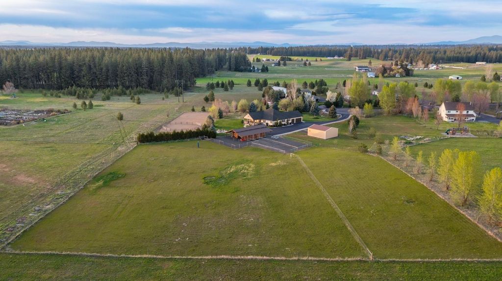 Photo of 1709 W Cinnibar Ln, Spokane, WA 99224 (MLS # 202616076)