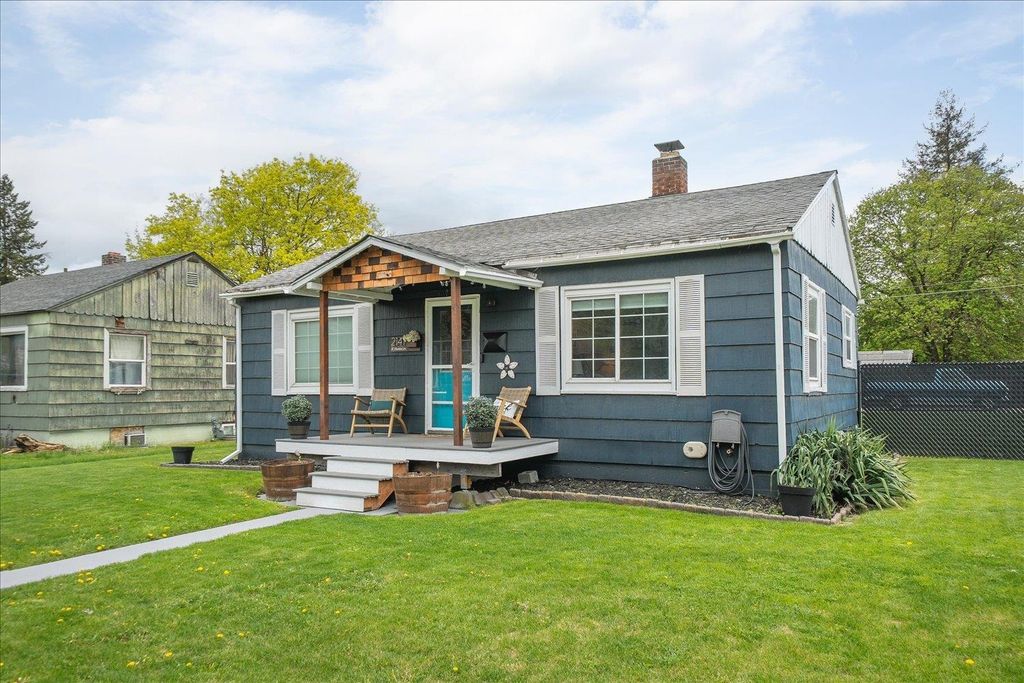 Photo of 2141 W Cleveland Ave, Spokane, WA 99205 (MLS # 202616404)