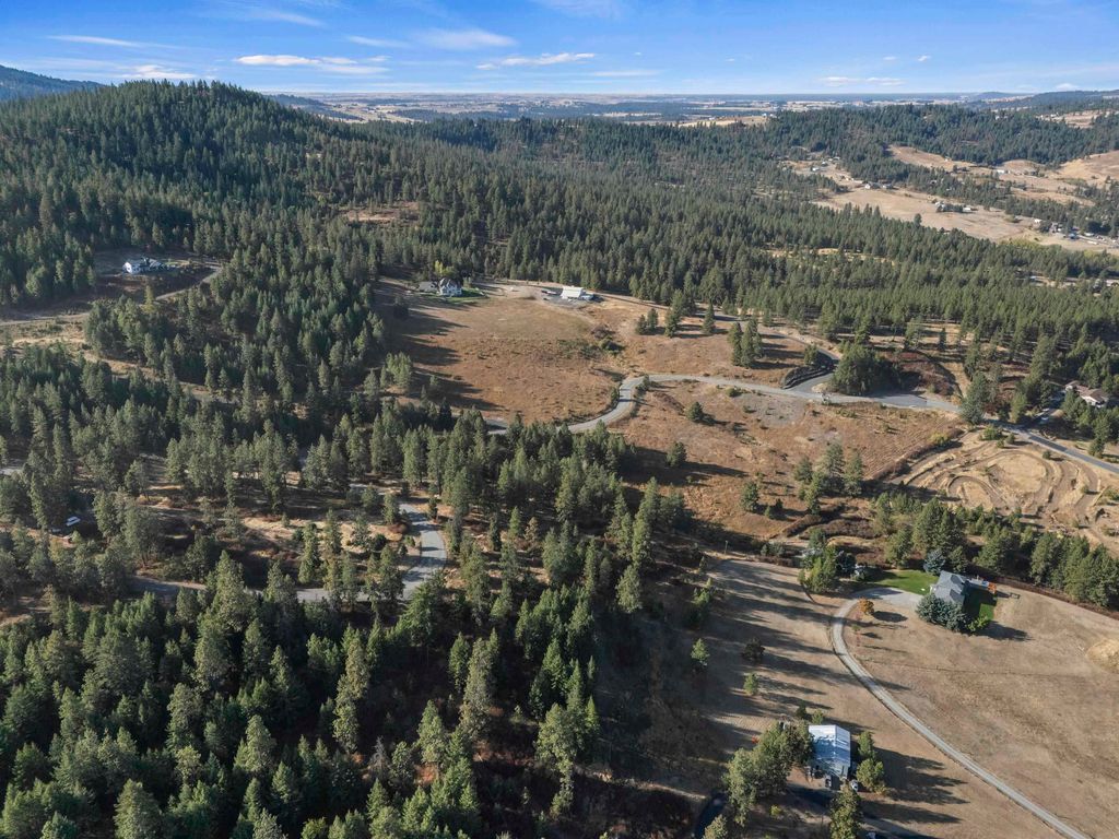 Photo of 6611 S Saddle Ridge Ln, Greenacres, WA 99016 (MLS # 202525466)