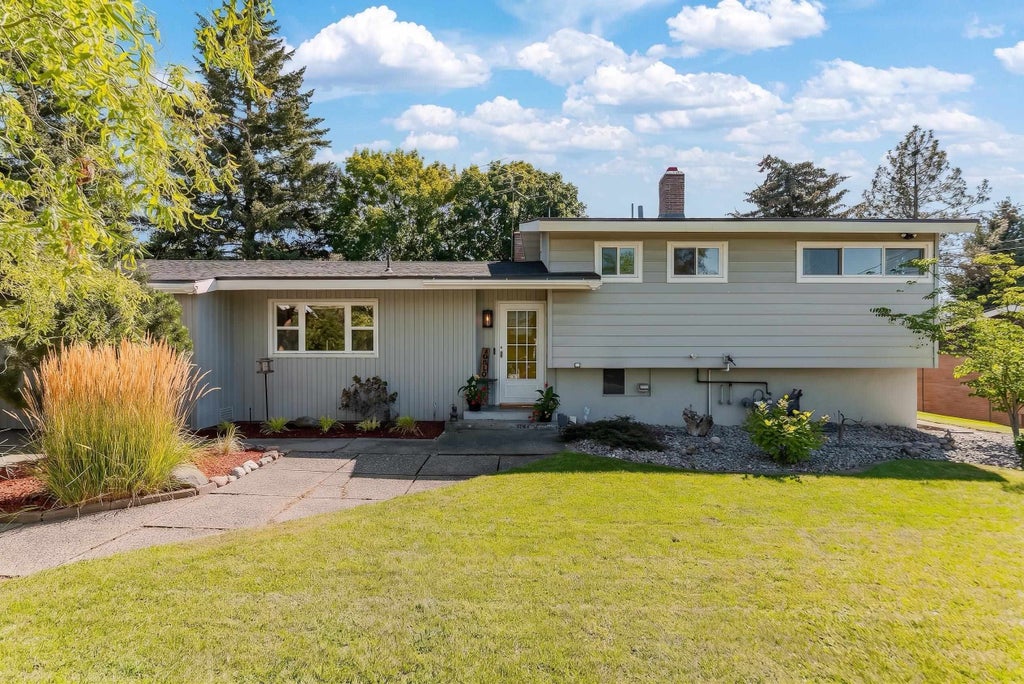 Photo of 10410 E Sinto Ave, Spokane Valley, WA 99206 (MLS # 202623553)