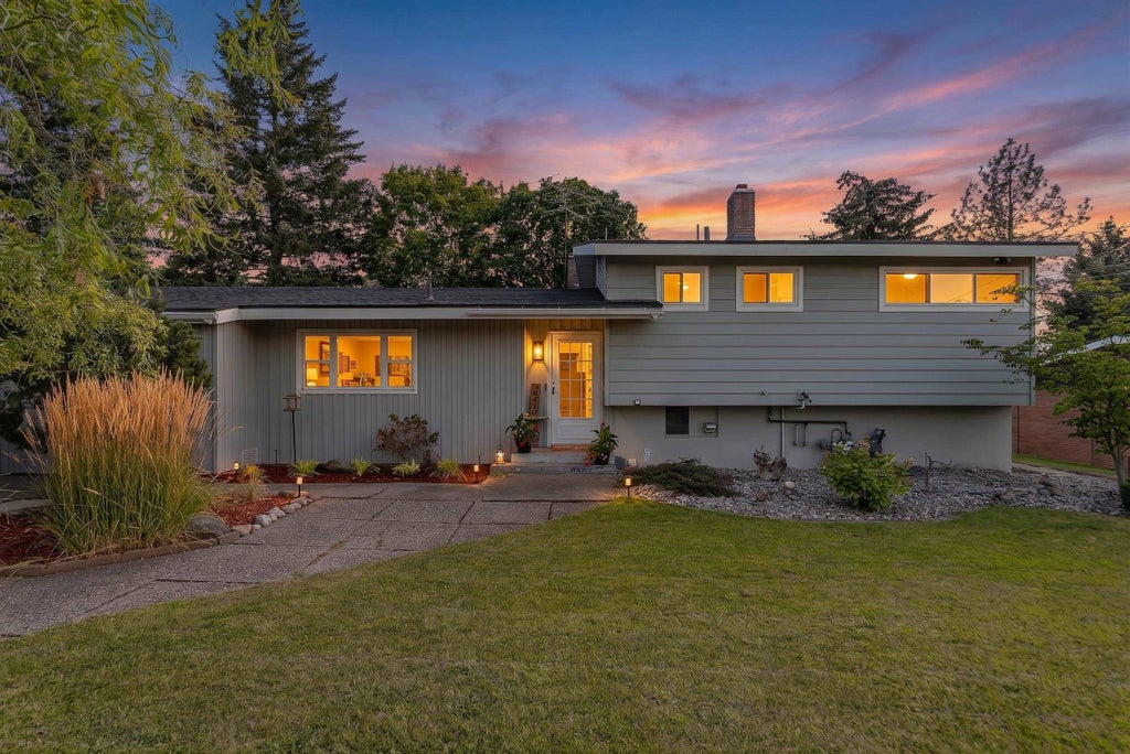 Photo of 10410 E Sinto Ave, Spokane Valley, WA 99206 (MLS # 202623553)