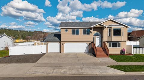 Photo of 4616 N Locust Ct, Spokane, WA 99206 (MLS # 202614245)
